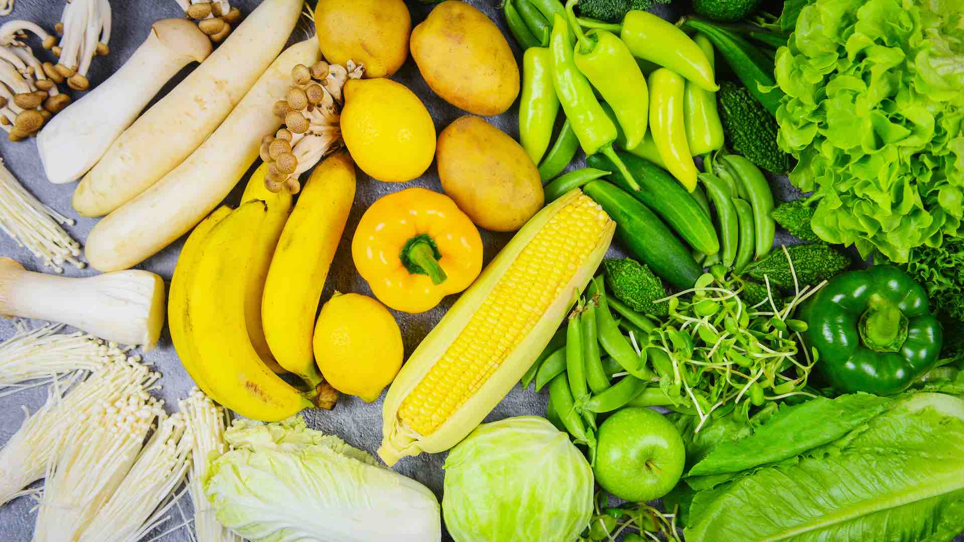 最近的荟萃分析强调了过量盐摄入对健康的不利影响，尤其是对老年人群。萨顿博士强调了监测钠摄入量的重要性，以减轻健康风险并提高晚年生活质量。萨顿博士建议多吃富含钾的食物，如绿叶蔬菜、香蕉和红薯，同时减少加工食品的摄入，并重申了均衡饮食选择对控制血压和整体心血管健康的重要性